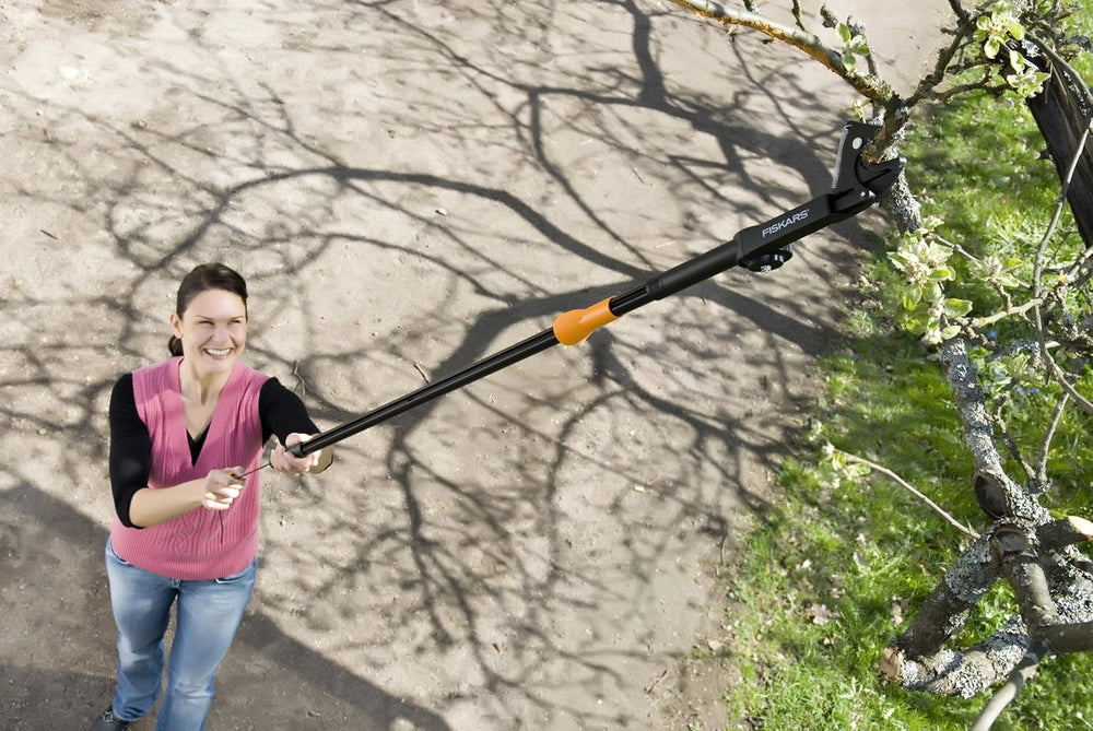 Fiskars Coupe-Branches Multifonctions Télescopique, pour Bois vert et Rameaux, Revêtement antiadhésif, Lame en acier/manche en aluminium, longueur 2,4 - 4 m, noir/orange, UPX86, 1023624