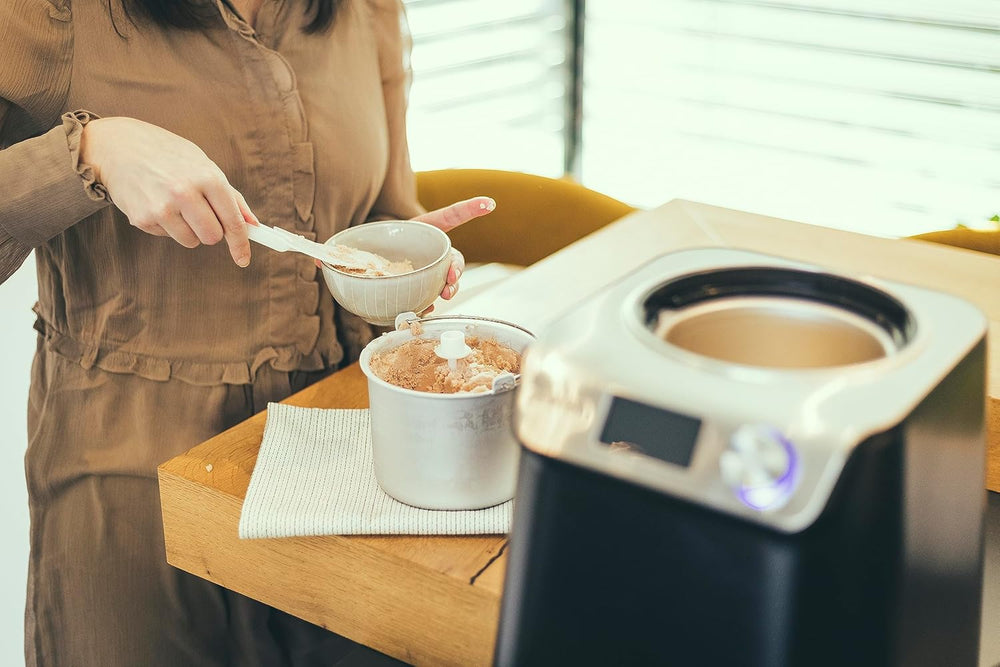 SEVERIN Sorbetière 2-en-1 Compacte 135 W, Sorbetière électrique et yaourtière d'une capacité 1,2 L, Machine à glace avec livre de recettes, noir, EZ 7407