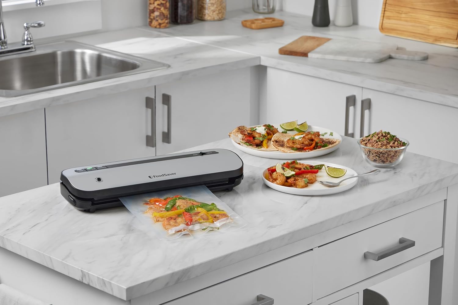 FoodSaver FFS005X Machine sous Vide avec Compartiment de Rangement pour Rouleau et Cutter, Fonction Pulse pour Aliments Fragiles, Inclus Accessoires et Sacs de Mise sous Vide Assortis